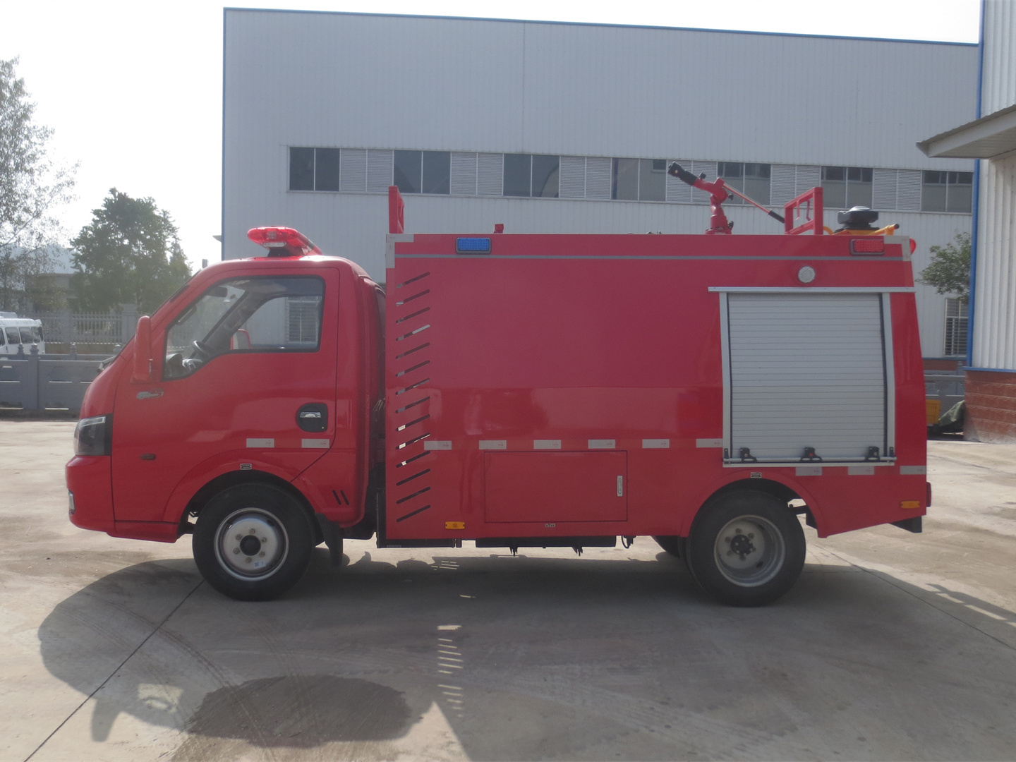 藍(lán)牌東風(fēng)1噸單排水罐消防車