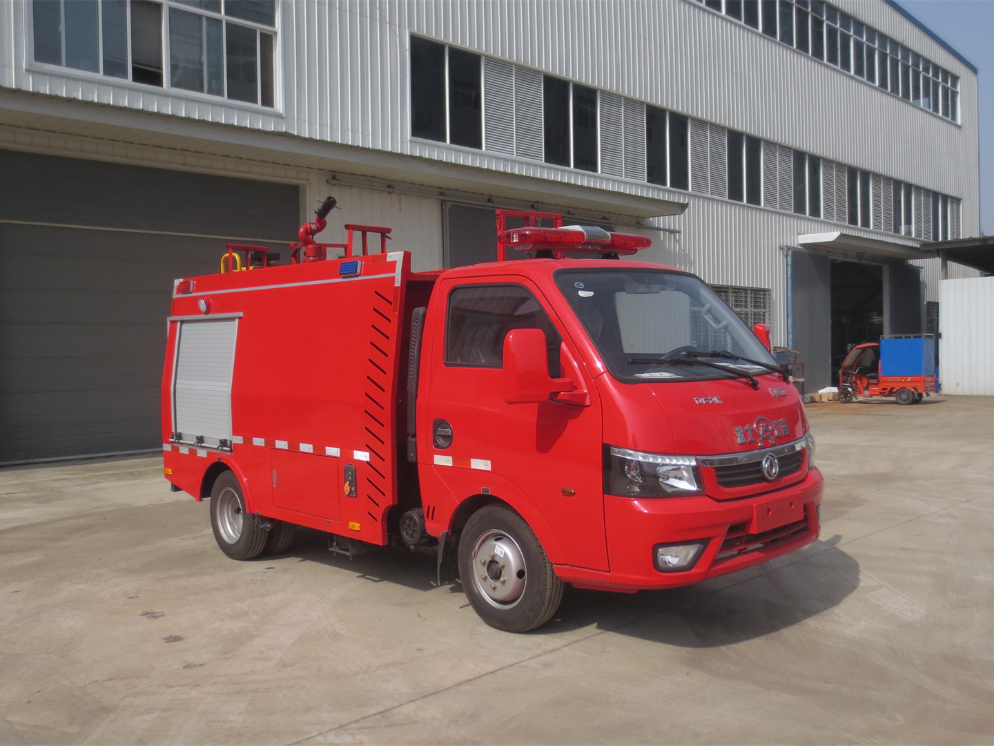 藍(lán)牌東風(fēng)1噸單排水罐消防車