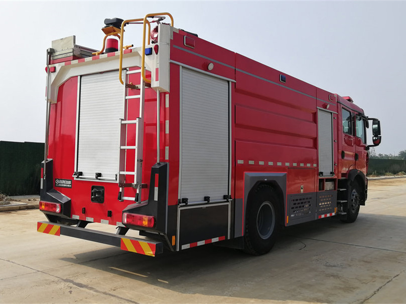 重汽豪沃8噸水罐消防車
